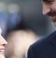Felipe VI y su esposa, la Reina Letizia, se miran embelesados