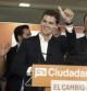 El presidente de Ciudadanos, Albert Rivera (c), y los candidatos a la alcaldia y a la Comunidad de Madrid, Begoña Villacis (i) e Ignacio Aguado (d), celebran los resultados electorales esta noche en Madrid.