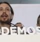 El líder de Podemos, PabloIglesias (i), y el candidato a la presidencia de la Comunidad de Madrid, José Manuel López, comparecen ante sus simpatizantes para comentar los resultados electorales.