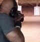 Tyson Beckford apuntando con un arma