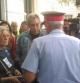 María José Lecha, concejal electa de la CUP Barcelona, y David Companyon, diputado por ICV-EUiA, reciben la orden de desalojo de manos de mandos de los Mossos d'Esquadra