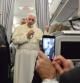 El papa Francisco se dirige a los periodistas durante el vuelo a Roma procedente de Sarajevo