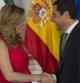 La presidenta de la Junta de Andalucía en funciones, Susana Díaz, y el líder del PP andaluz, Juanma Moreno, se saludan al comienzo de la reunión mantenida en el Palacio de Telmo en Sevilla