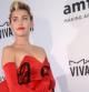 Miley Cyrus eligió un curioso vestido de Moschino hecho de corazones para asistir a la gala amfAR 2015 celebrada en Nueva York