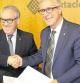 Josep Poblet (CDC) y Josep Fèlix Ballesteros (PSC) firmaron ayer el acuerdo en Tarragona