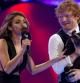 Ed Sheeran sostiene un gato mientras habla sobre el escenario de los MMVA 2015 con Sarah Hyland