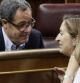 La ministra de Fomento, Ana Pastor, conversa con el portavoz adjunto de CiU Pere Macías, en el Congreso.