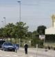 Agentes de la Gendarmería francesa bloquean el acceso al área industrial de Saint-Quentin-Fallavier, cerca de Lyon, donde ha tenido lugar un atentado islamista