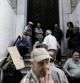 Un grupo de pensionistas hacen cola ante una oficina del Banco Nacional Griego para obtener sus pensiones