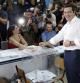 El primer ministro griego, Alexis Tsipras, en el momento de depositar su voto en una urna