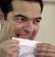 Tsipras en el momento de cerrar su sobre para votar en el referéndum de Grecia