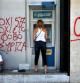 Una mujer trata de sacar dinero de un cajero de Atenas