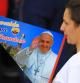 Una mujer lleva un banderín con la imagen del papa Francisco