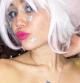 Miley Cyrus con peluca y los pechos al descubierto