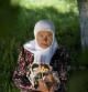 Mejra Djogaz, de 66 años, muestra las fotografías de sus tres hijos y su marido, todos asesinados en la masacre de Srebrenica
