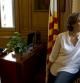 Ada Colau mira por la ventana desde su despacho del Ayuntamiento