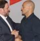 El presidente de ERC, Oriol Junqueras, y al cabeza de la lista unitaria independentista, Raül Romeva, se saludan amigablemente.