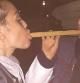 Miley Cyrus y Stella Maxwell se comen un churro