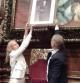 Alberto Fernández Díaz coloca una fotografía del rey Felipe VI en el lugar en el que estaba el busto del rey Juan Carlos I
