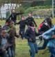 Las autoridades policiales intentan evitar que los inmigrantes alcancen la carretera que conduce al Eurotunnel