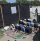 Inmigrantes musulmanes rezan en un espacio improvisado en su campamento de Calais, la llamada jungla