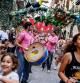 Una charanga a primera hora por la calle Verdi durante las fiestas de Gràcia 2014 de Barcelona