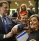El presidente del Gobierno, Mariano Rajoy, y la vicepresidenta, Soraya Sáenz de Santamaría, poco antes de la intervención del ministro de Hacienda, Cristóbal Montoro, en el Congreso donde defiende hoy los presupuestos para 2016, que ha definido como las cuentas que fortalecerán la recuperación y el Estado de bienestar, frente a todos los grupos de la oposición que de forma unánime han presentando enmiendas de totalidad. En el centro el portavoz del PP en la Cámara, Rafael Hernando.