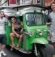 Jóvenes promotores de un viaje desde Tailandia a Francia en un tuk-tuk adaptado a la energía solar