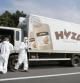 La policía forense inspecciona el camión de Austria donde se han hallado hasta 50 inmigrantes muertos