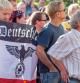 Unas mil personas se manifiestan con una bandera que reza: "Alemania, mi patria" durante las protestas en Heidenau, el viernes pasado