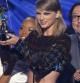 La cantante Taylor Swift en el momento de recoger el premio a vídeo del año durante la gala de los MTV Video Awards