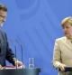 El presidente del Gobierno español, Mariano Rajoy (i), y la canciller alemana, Angela Merkel, ofrecen una rueda de prensa conjunta con motivo de su cumbre informal de dos días, donde la crisis de los refugiados ha sido el principal asunto de la agenda. Merkel, ha respaldado al presidente del Gobierno español, Mariano Rajoy, ante el debate soberanista catalán y ha defendido el respeto a la legalidad que garantiza la soberanía e integridad territorial de cada Estado de la Unión Europea