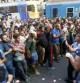 Un grupo de refugiados se enfrenta a la policía húngara en la estación de Budapest