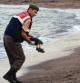 Un policía turco carga con el cuerpo del pequeño Aylan Kurdi, que murió ahogado tratando de llegar a la isla griega de Kos