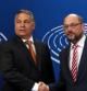 El primer ministro Víktor Orban saluda al presidente del Parlamento Europeo, Martin Schultz, durante su encuentro en Bruselas