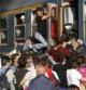 Decenas de inmigrantes se agolpan a las puertas de un tren en la estación de Budapest