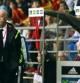 El entrenador de la selección española, Vicente del Bosque (i), durante el partido de clasificación para la Eurocopa 2016 ante Eslovaquia disputado esta noche en el estadio Carlos Tartiere, en Oviedo