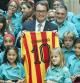 El presidente de la Generalitat, Artur Mas, posa para la prensa gráfica junto a los miembros de la colla de Castellers de Villafranca