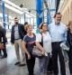 Fotgrafía difundida por la cuenta oficial de rajoy en la que se ve al presidente del Gobierno y al candidato Albiol haciéndose una foto con unos curiosos en el andén de la estación de tren de Lleida mientras el líder del PSOE, Pedro Sánchez (en seguno plano, en la imagen) espera el AVE para regresar a Madrid