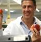 Albiol muestra una manzana a la cámara en una visita a una empresa frutera de Alcarràs