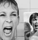 Jamie Lee Curtis emula la famosa escena de su madre en 'Psicosis'.