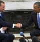 El rey Felipe de España (i) estrecha la mano del presidente de EEUU, Barack Obama, en el despacho oval de la Casa Blanca, en el primer día del viaje oficial que los Reyes realizan a Estados Unidos