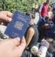 Un refugiado muestra su pasaporte en la frontera entre Austria y Alemania