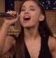 Ariana Grande imitando en el programa de Jimmy Fallon