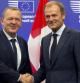 El primer ministro danés, Lars Lokke Rasmussen, estrecha la mano al presidente del Consejo Europeo, Donald Tusk, antes de una reunión en la sede del Consejo de la UE en Bruselas