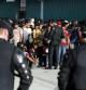 La policía croata ante decenas refugiados, que están siendo trasladados en autobuses a Hungría