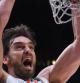 Pau Gasol realiza un mate durante el partido de semifinales ante Francia