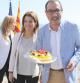 Espadaler con la tarta que le han regalado sus compañeros de Unió por su 52 cumpleaños