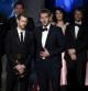 Los creadores de 'Juego de tronos', D.B. Weiss y David Benioff, rodeados del resto del equipo en los Emmys.