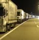 Una larga fila de camiones espera en el paso fronterizo de Batrovci